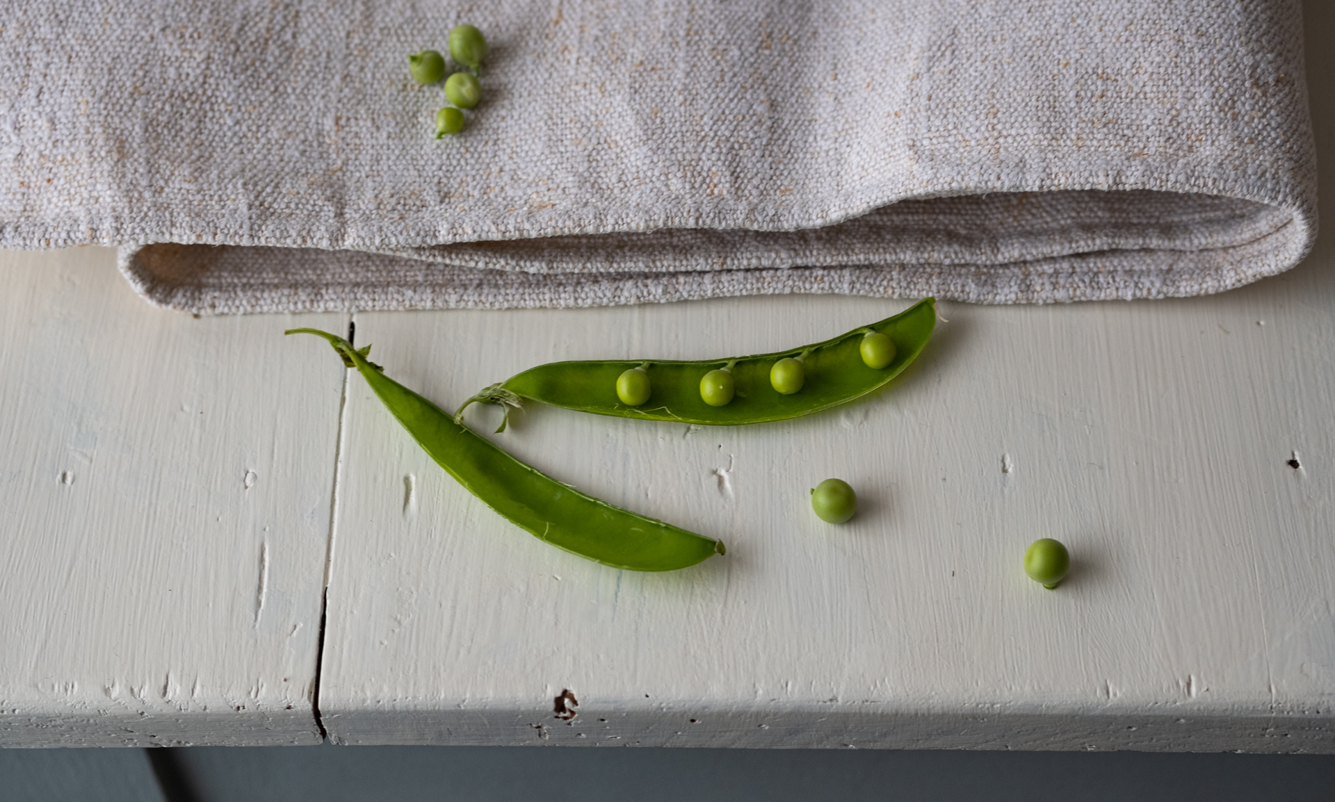 pea-pod-on-the-table